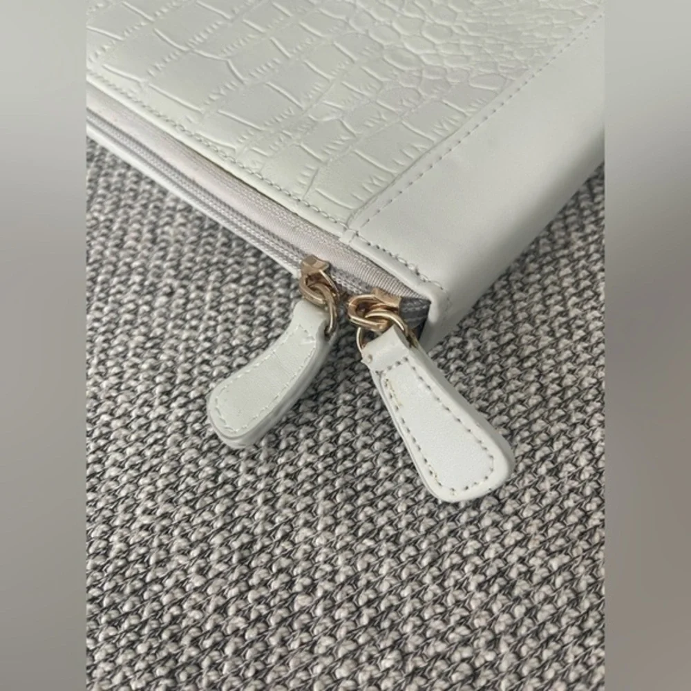 Carianni White IPad Case with Minimalist Design